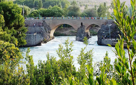 پل زمانخان در 20 کیلومتری شهرکرد و در مجاورت شهرستان سامان قرار دارد