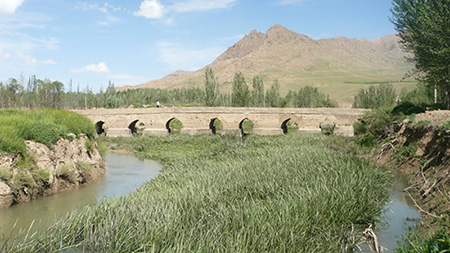 پل خراجی که قدمت آن به دوره صفوی می رسد، در فاصله ۳۰ کیلومتری شهرکرد احداث شده