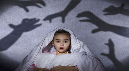 چرا بچه ها از تاریکی میترسند؟